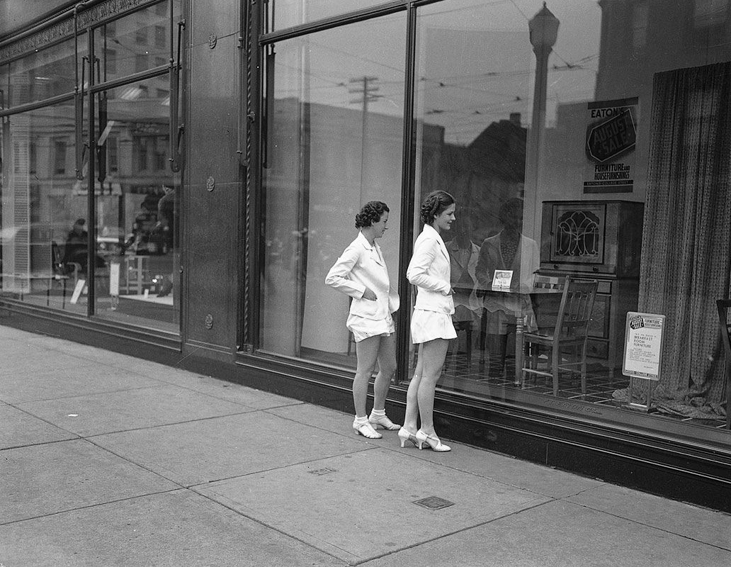 Window_shopping_Eatons_01