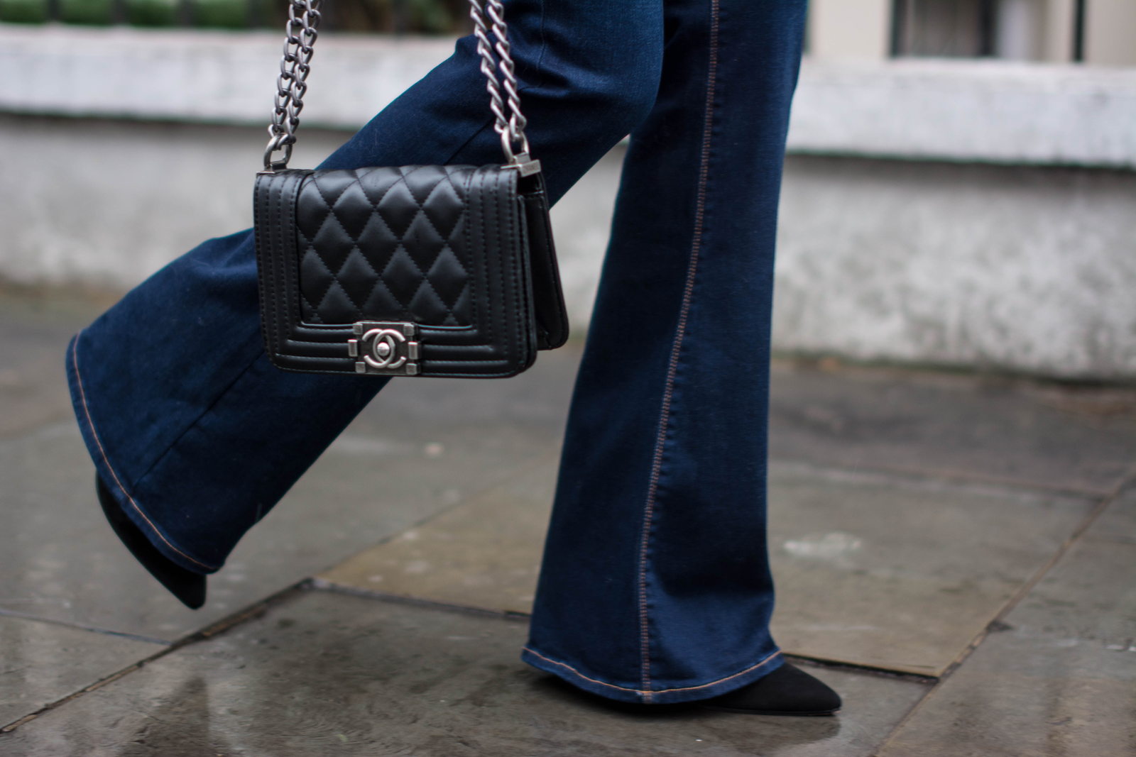 EJSTYLE-Zara-flared-jeans-Chanel-boy-bag-black-small-Street-style-2015-Fashion-blogger-OOTD-Winter-outfit